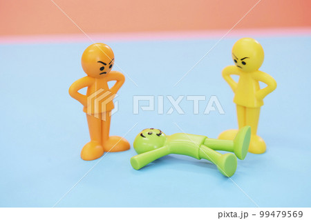 怒っている人とハッピーなカラフルな人形 怒っている人とハッピーなカラフルな人形 99479569