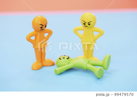 怒っている人とハッピーなカラフルな人形 怒っている人とハッピーなカラフルな人形 99479570