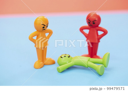 怒っている人とハッピーなカラフルな人形 99479571