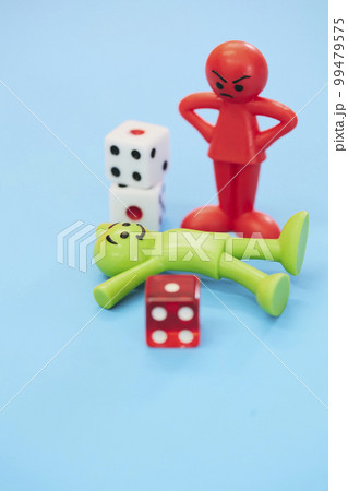 怒っている人とハッピーなカラフルな人形 怒っている人とハッピーなカラフルな人形 99479575