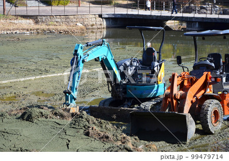 水が抜かれた池に降ろされた重機 水が抜かれた池に降ろされた重機 99479714