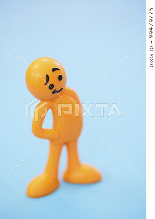 誇らしげな人形 99479775