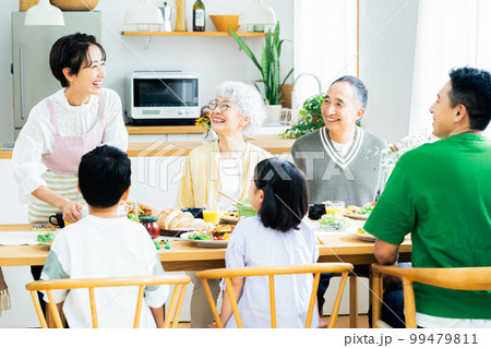 食事をする三世代家族 99479811