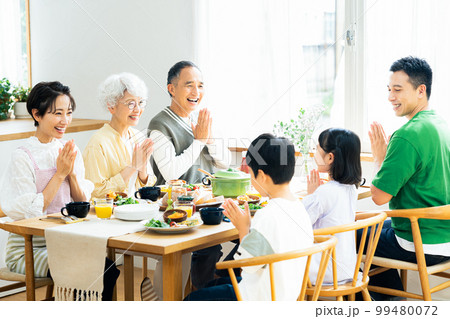 食事をする三世代家族 食事をする三世代家族 99480072