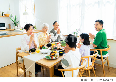 食事をする三世代家族 食事をする三世代家族 99480074