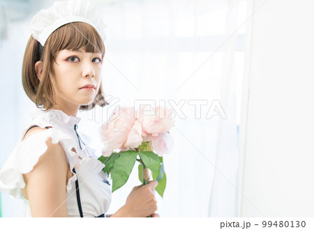 メイドの女性 99480130