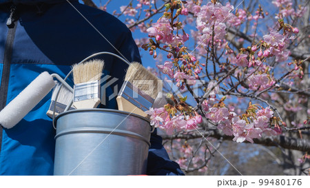 桜と塗装道具|リフォーム・塗装業者・DIY イメージ 桜と塗装道具|リフォーム・塗装業者・DIY イメージ 99480176
