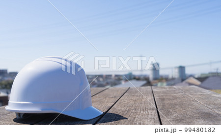 ヘルメットと街並み|建設業・製造業イメージ ヘルメットと街並み|建設業・製造業イメージ 99480182