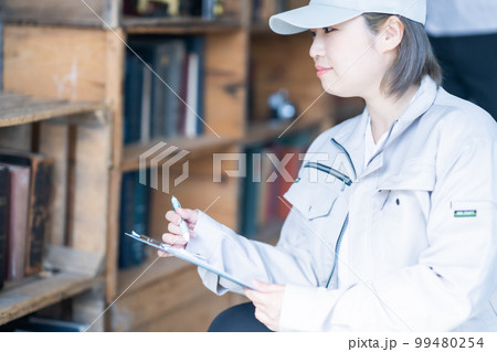 棚の確認をする女性の買取専門業者 棚の確認をする女性の買取専門業者 99480254