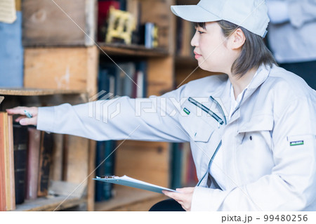 片付けられない家を確認する清掃スタッフ 99480256