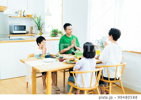 ダイニングで食事する4人家族 ダイニングで食事する4人家族 99480588