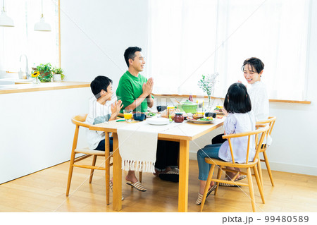 ダイニングで食事する4人家族 99480589