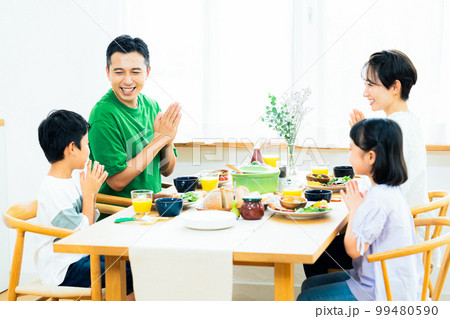 ダイニングで食事する4人家族 99480590