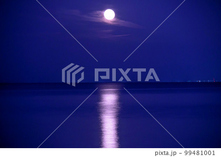 満月とムーンロード 99481001