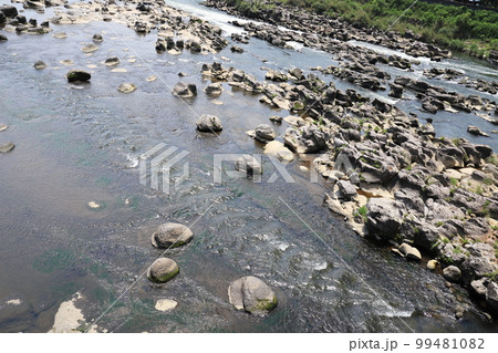 沢山の岩が転がる轟の瀬 99481082