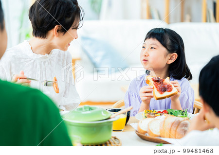ダイニングで食事する4人家族 99481468