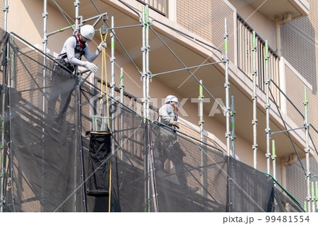 建設現場　くさび足場　ビケ　足場解体　職人 99481554