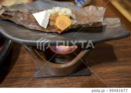 朴葉みそ／ホオノキの葉を引いた飛騨地方の郷土料理 99481677