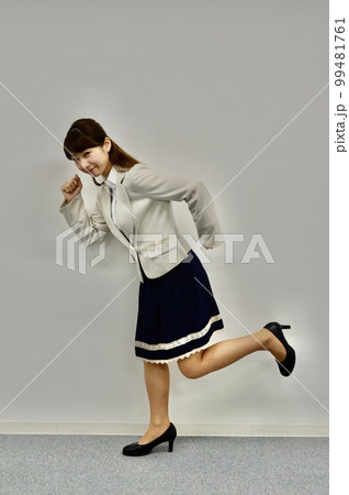 走り出す女性 走り出す女性 99481761