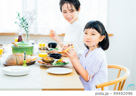 ダイニングで食事する家族 99482096
