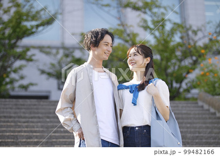 腕を組んで散歩する若いカップル 腕を組んで散歩する若いカップル 99482166