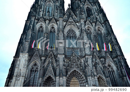 ケルン大聖堂西側ファサード、正面扉上部の写真素材 [99482690