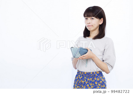 生活費に困る30代の主婦 生活費に困る30代の主婦 99482722