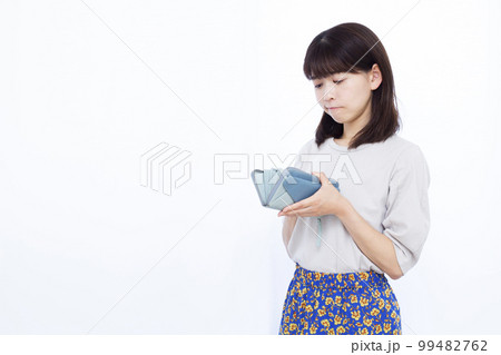 生活費に困る30代の主婦 99482762
