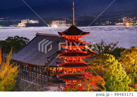 世界遺産安芸の宮島の五重塔と紅葉(ライトアップ) 世界遺産安芸の宮島の五重塔と紅葉(ライトアップ) 99483171