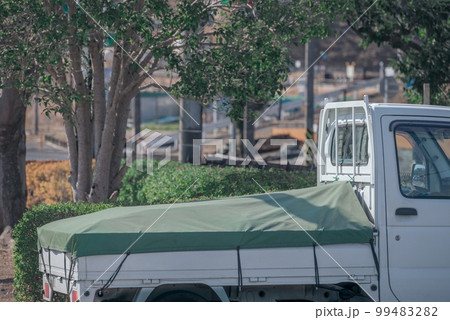 緑地と造園工事の軽トラック 99483282