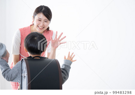 学童や保育所のお迎えの様子　コピースペースあり 99483298