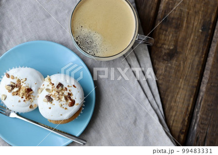 米粉を使ったグルテンフリーのカップシフォンケーキとコーヒー 米粉を使ったグルテンフリーのカップシフォンケーキとコーヒー 99483331