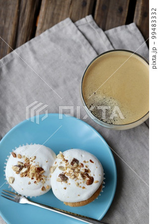 米粉を使ったグルテンフリーのカップシフォンケーキとコーヒー 米粉を使ったグルテンフリーのカップシフォンケーキとコーヒー 99483332