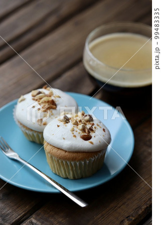 米粉を使ったグルテンフリーのカップシフォンケーキとコーヒー 米粉を使ったグルテンフリーのカップシフォンケーキとコーヒー 99483335