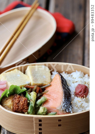 曲げわっぱに入れた焼き鮭の手作り和食弁当 99483352