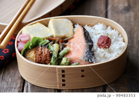 曲げわっぱに入れた焼き鮭の手作り和食弁当 99483353