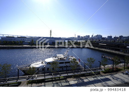 インターコンチネンタル横浜ピア8から臨む横浜港の朝 99483418