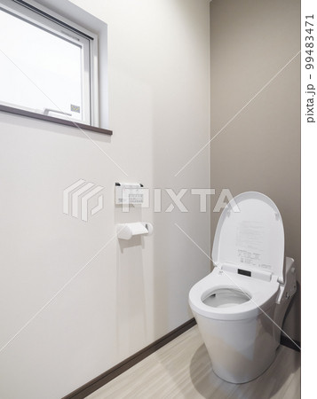 窓のある新築住宅のトイレ 99483471