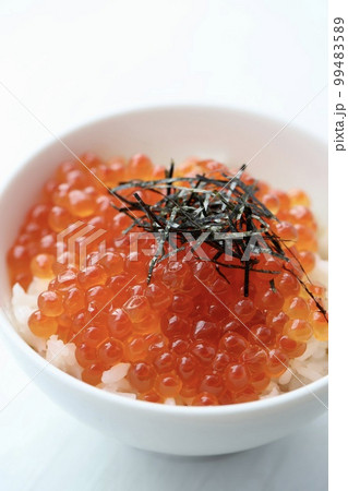 北海道産のイクラの醤油漬けをたっぷり乗せたイクラ丼 99483589