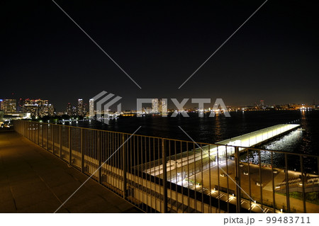 インターコンチネンタル横浜ピア8屋上からのみなとみらい夜景 99483711