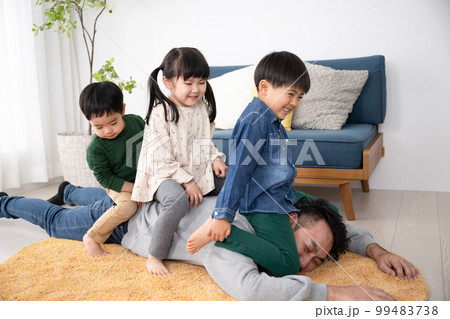 パパ~~!!もっと遊んでよ!!!という休日のパパ 子育て パパ~~!!もっと遊んでよ!!!という休日のパパ 子育て 99483738
