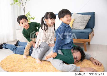 パパ~~!!もっと遊んでよ!!!という休日のパパ 子育て パパ~~!!もっと遊んでよ!!!という休日のパパ 子育て 99483741