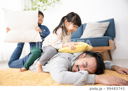 パパ~~!!もっと遊んでよ!!!という休日のパパ 子育て パパ~~!!もっと遊んでよ!!!という休日のパパ 子育て 99483743