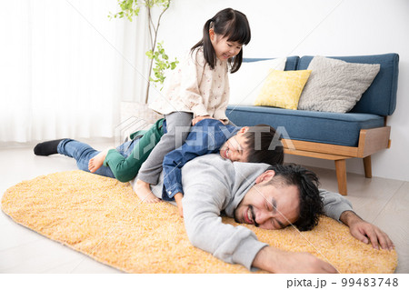 パパ～～！！もっと遊んでよ！！！という休日のパパ 子育て 99483748