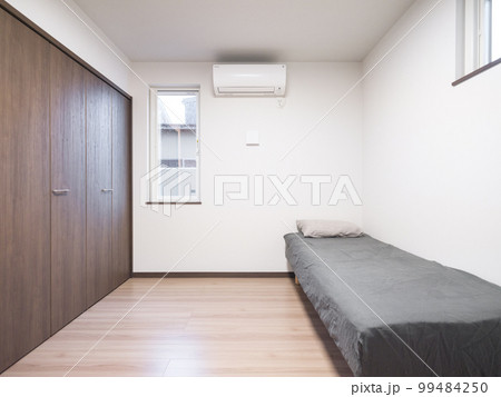 白いクロスの寝室またはアパートのワンルーム 99484250