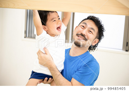 スポーツクラブや保育園でうんていをする子供 99485405