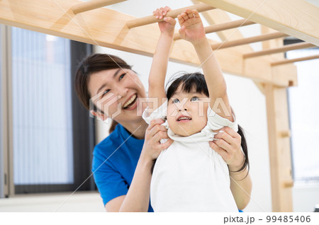 スポーツクラブや保育園でうんていをする子供	 99485406