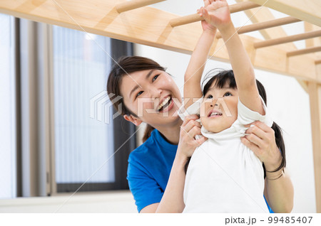 スポーツクラブや保育園でうんていをする子供	 99485407