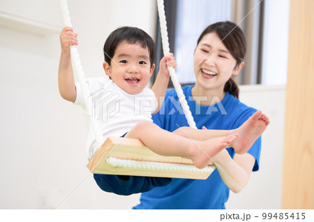 保育園やスポーツクラブなどでブランコを楽しむ幼児 99485415
