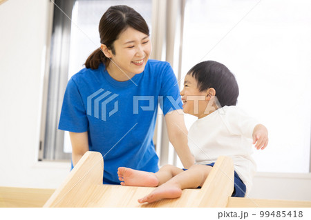 スポーツや体を動かすのが楽しい子供 スポーツや体を動かすのが楽しい子供 99485418